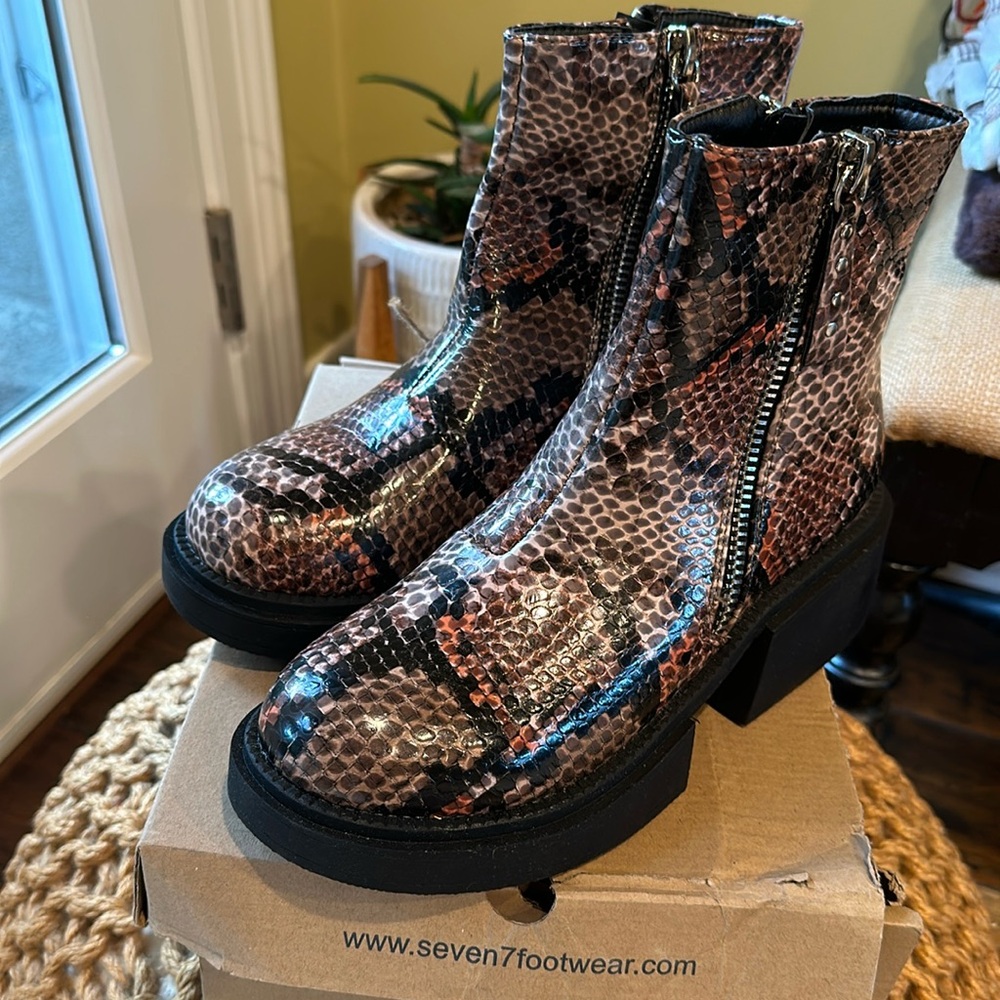 Seven7 Footwear “Vault” Brown Snake (Faux) Ankle Boots New in Box Size 9 - Picture 3 of 16